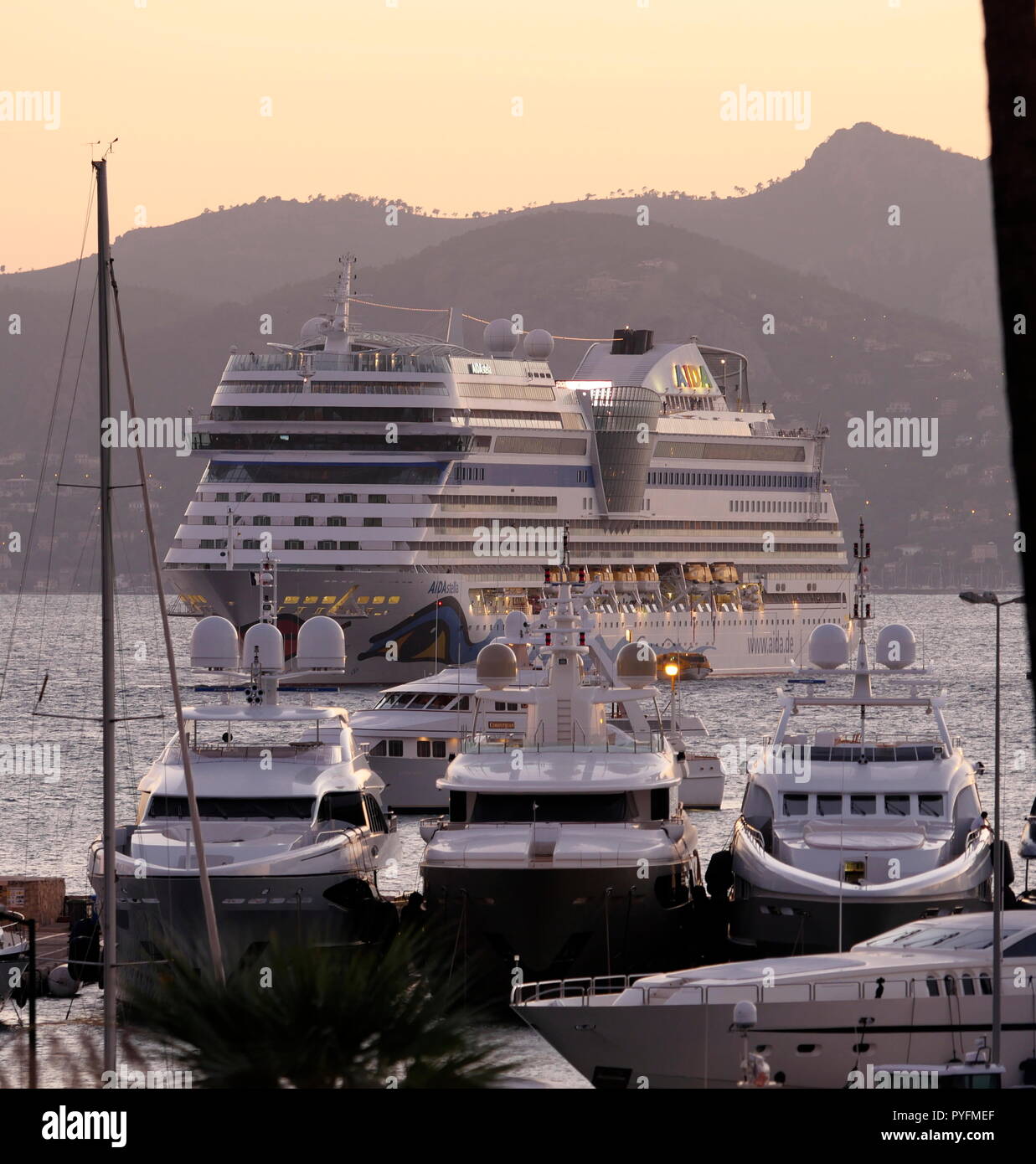 AJAXNETPHOTO. En 2018. CANNES, FRANCE. - Côte D'AZUR RESORT - À L'OUEST À TRAVERS LA BAIE DE CANNES AVEC SUPER YACHTS ET VEDETTE À MOTEUR AMARRÉ À PORT PIERRE CANTO MARINA avant-plan, LE RECOUVREMENT DE CROISIÈRE AIDA STELLA est ancré dans la baie. PHOTO:JONATHAN EASTLAND/AJAX REF:182509 GX8  668 Banque D'Images