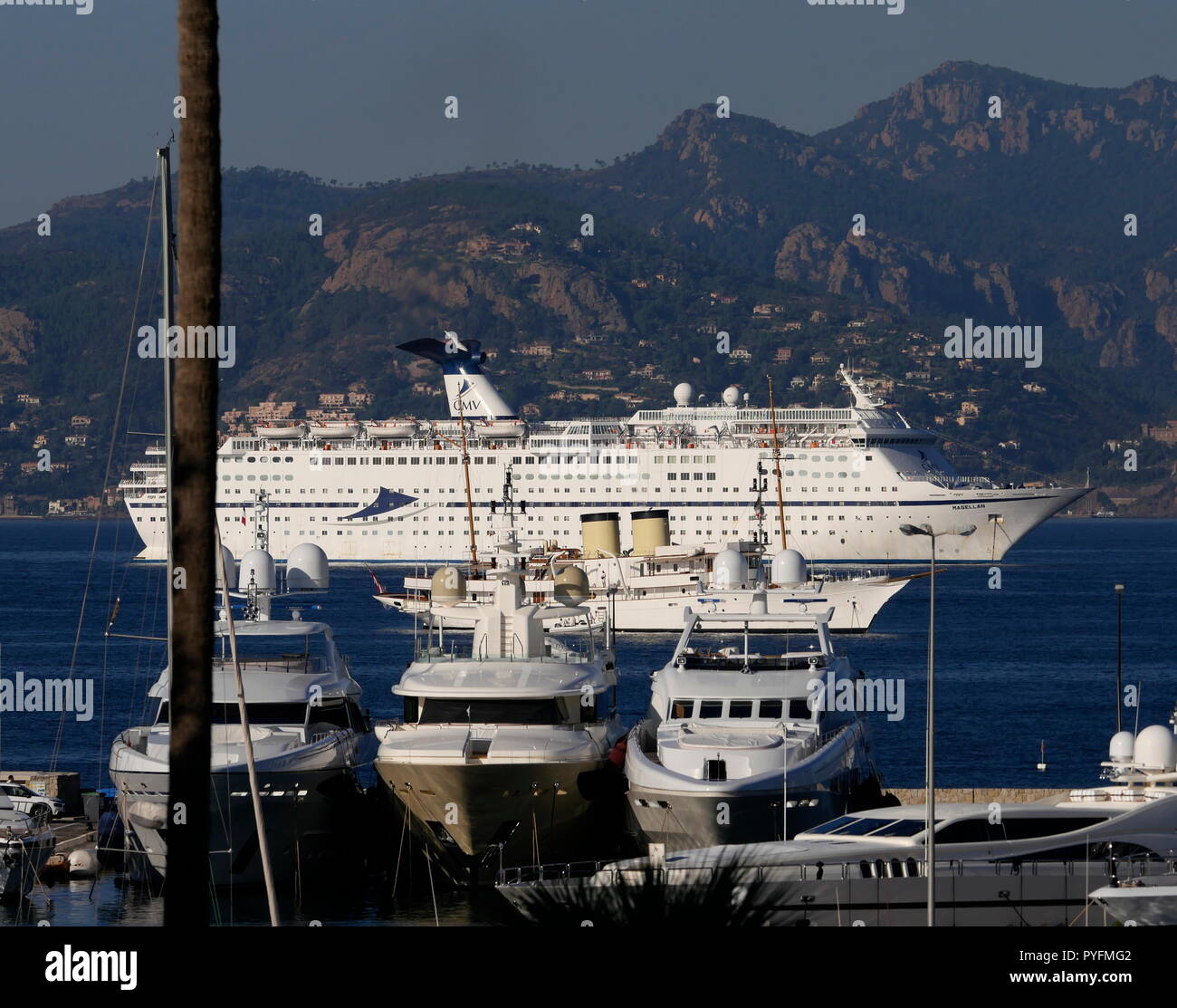 AJAXNETPHOTO. En 2018. CANNES, FRANCE. - Côte D'AZUR RESORT - À L'OUEST À TRAVERS LA BAIE DE CANNES AVEC LE BATEAU YACHT TALITHA ET LE RECOUVREMENT DE CROISIÈRE MAGELLAN ancrée dans les eaux ensoleillées. PHOTO:JONATHAN EASTLAND/AJAX REF:180310 GX8  733 Banque D'Images