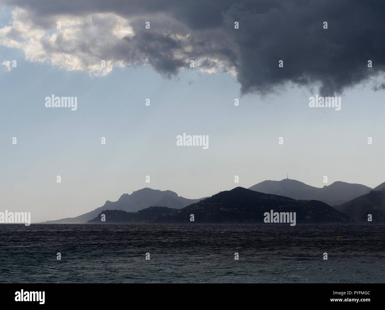 AJAXNETPHOTO. CANNES, FRANCE. - Des nuages de pluie. - À l'ouest de l'établissement chargé d'humidité que les CUMULUS SE ROULER SUR LE GOLF DE LA NAPOULE ET LE MASSIF ESTEREL TIRÉE PAR DES VENTS DU NORD. PHOTO:JONATHAN EASTLAND REF:180310 GX8  780 Banque D'Images