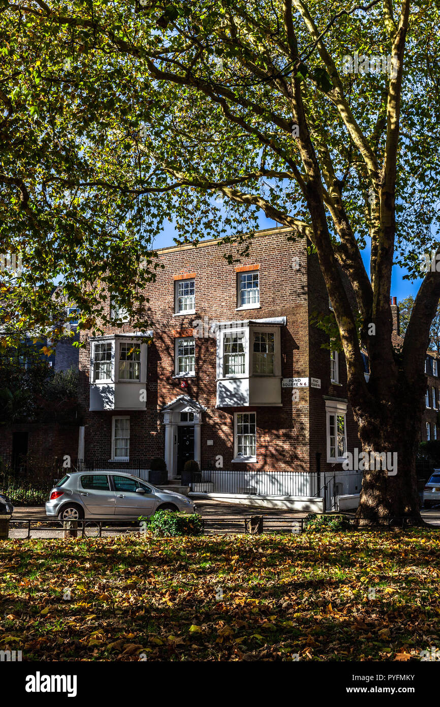 Une maison de trois étages dans un quartier verdoyant, Highgate Village, Londres, Angleterre, Royaume-Uni. Banque D'Images