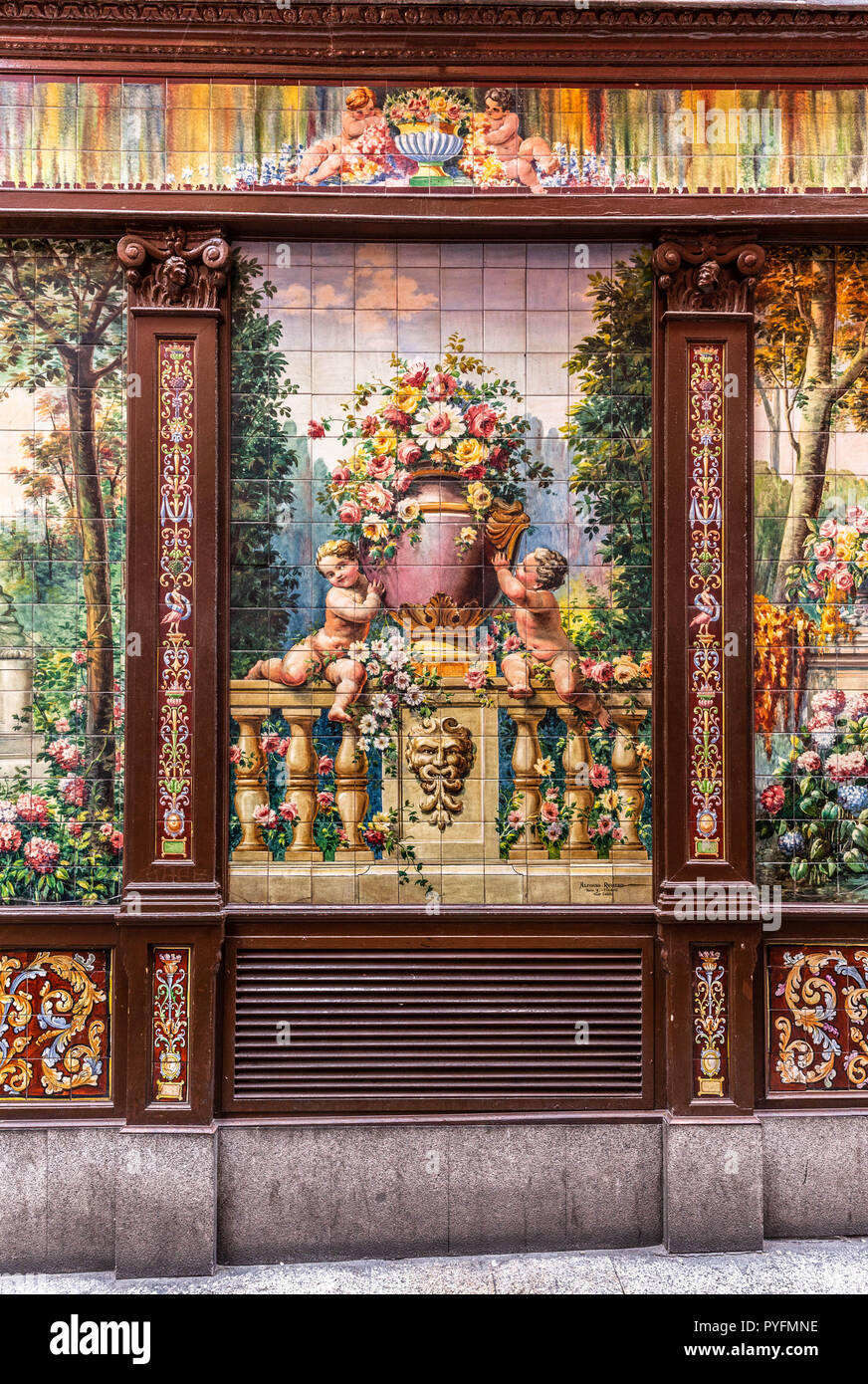 Détail de la façade décorée de carrelage de Villa Rosa tablao flamenco, Madrid, Barrio de las Letras, Quartier Centro, Espagne. Banque D'Images