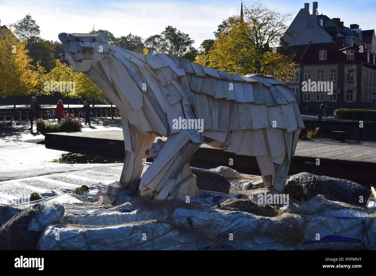 L'ours polaire avec un cub, sculptures faites de planches de bois recyclé, , Solsiden Trondheim , Norvège Banque D'Images