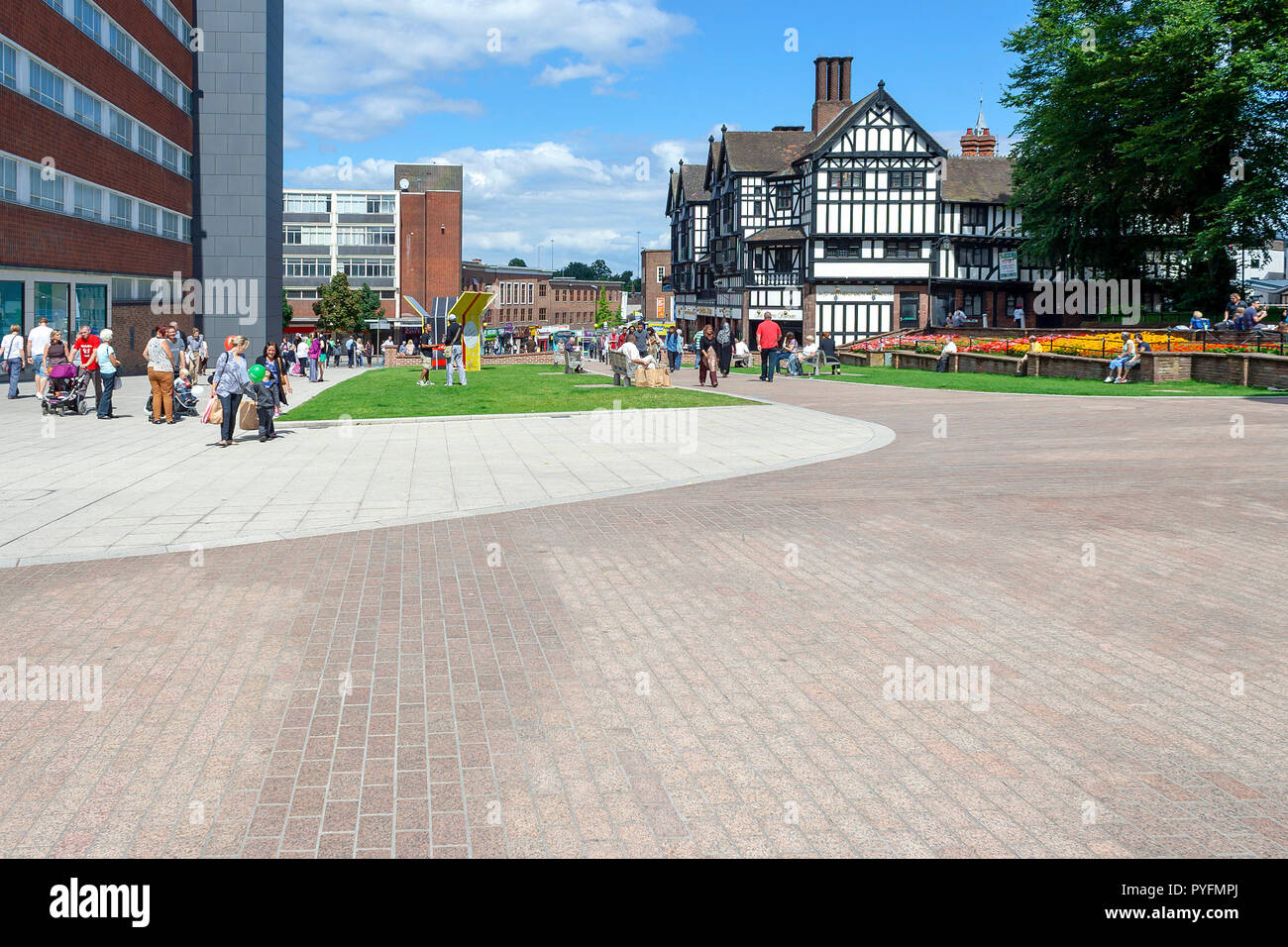 Coventry, West Midlands, Royaume-Uni - 10 août 2013 : zone piétonne de Trinity Street à Coventry sur une chaude journée d'été Banque D'Images