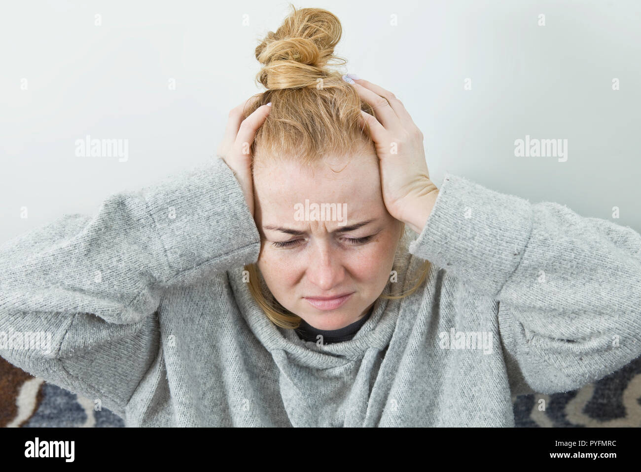 Souligné épuisé jeune femme ayant une forte céphalée de tension. Banque D'Images