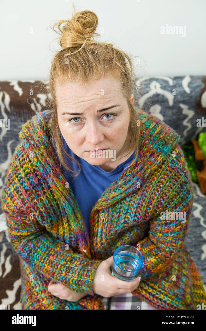 Jeune femme souffrant du froid et de la grippe à la maison, gros plan Banque D'Images