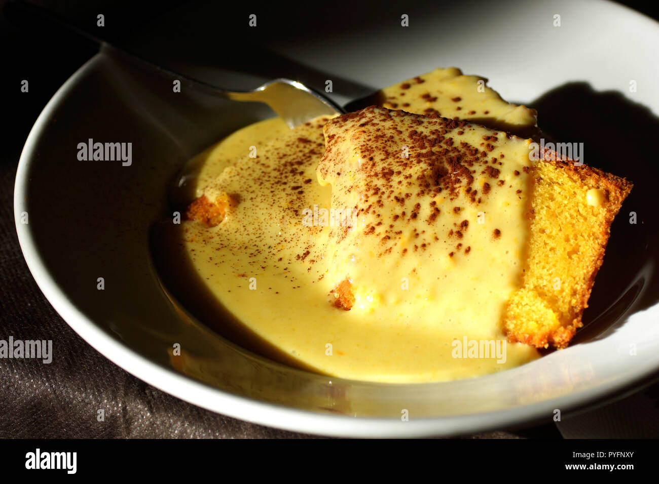 Cupcake à la crème, saupoudré de cannelle. Grand dessert italien. Banque D'Images