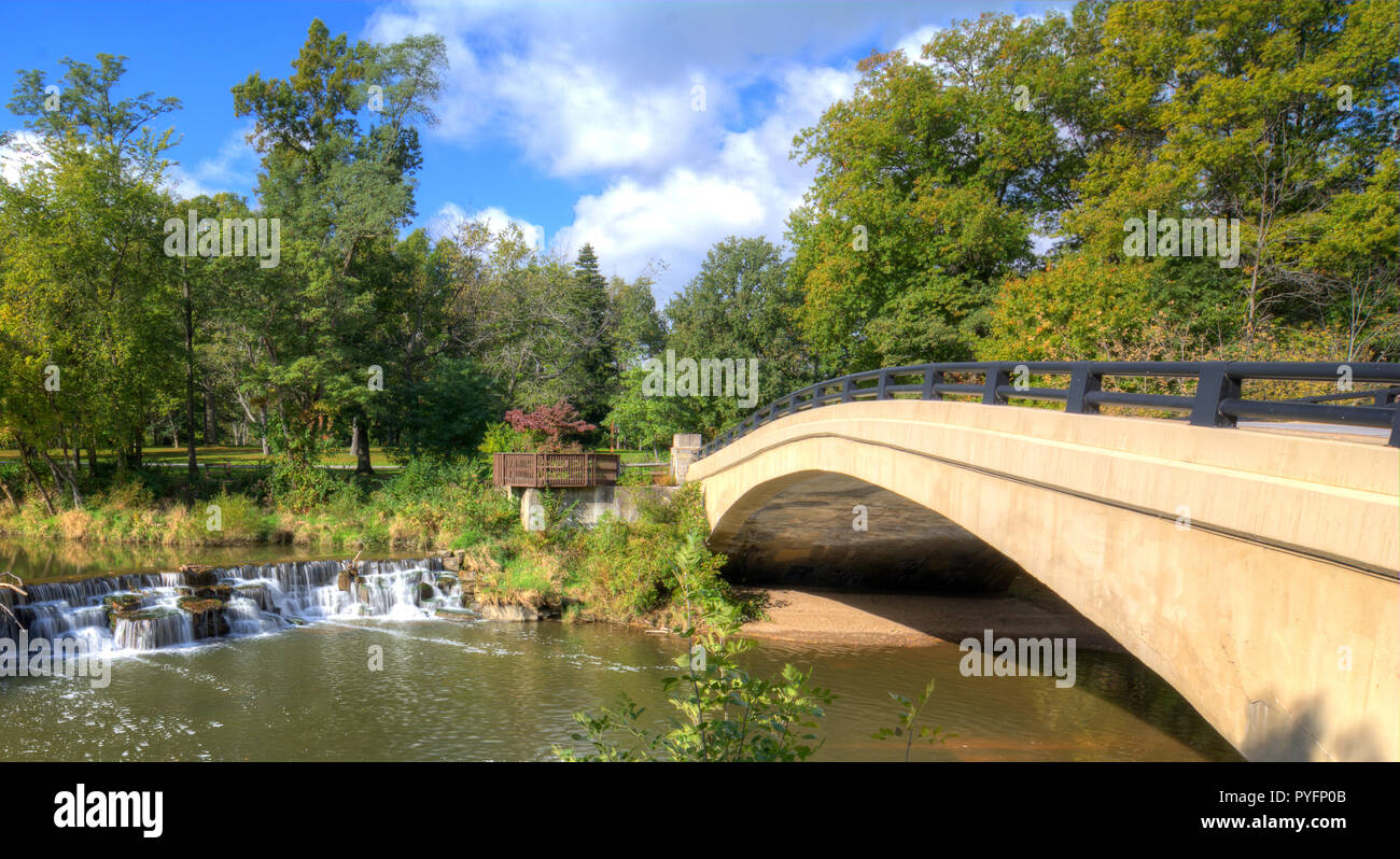 La cascade et le pont au barrage du lac Baldwin dans comté de Cuyahoga, en Ohio. Situé dans la région de Mill Stream Exécuter avec réservation gratuite près de Bérée en Ohio. Le site d'un ancien sa Banque D'Images