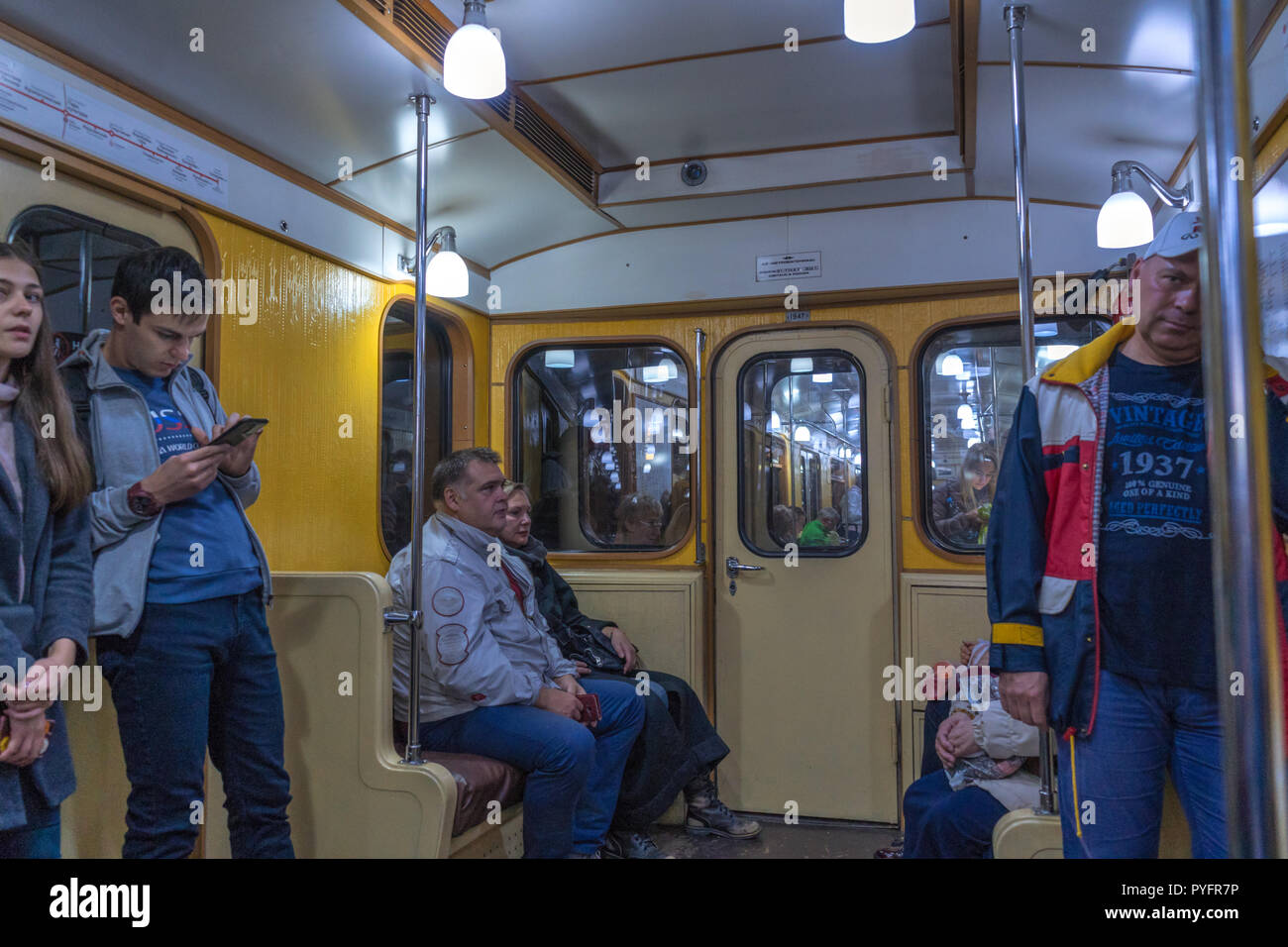 Moscou, Fédération de Russie - Septembre 2018 : wagon de métro Vintage en service sur une simple ligne de métro de la capitale russe city metro Banque D'Images