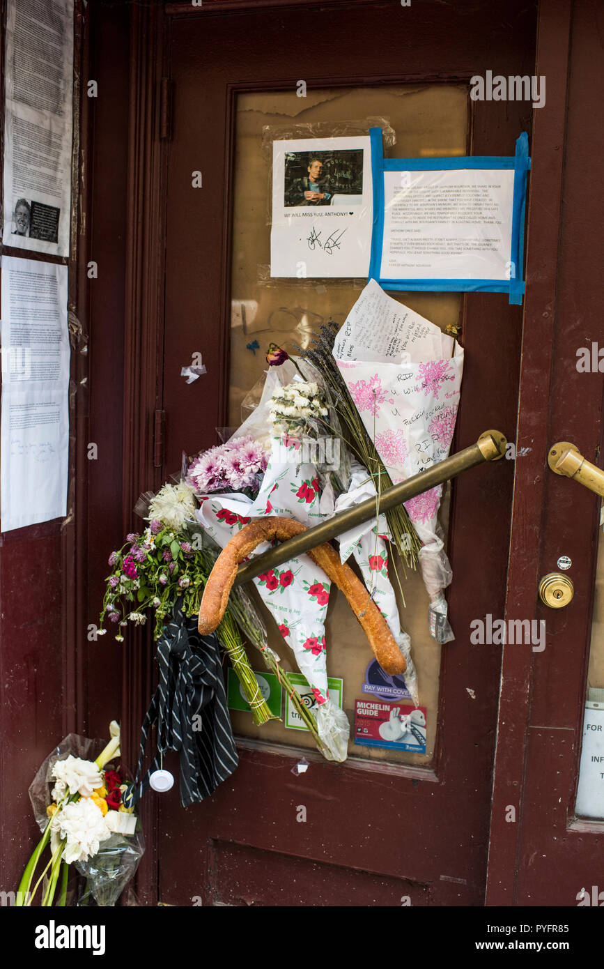 La ville de New York, USA - juin14, 2018 : Fans de Anthony Bourdain laisser des messages et des fleurs en face de la Brasserie Les Halles en souvenir, Park Avenue South Banque D'Images