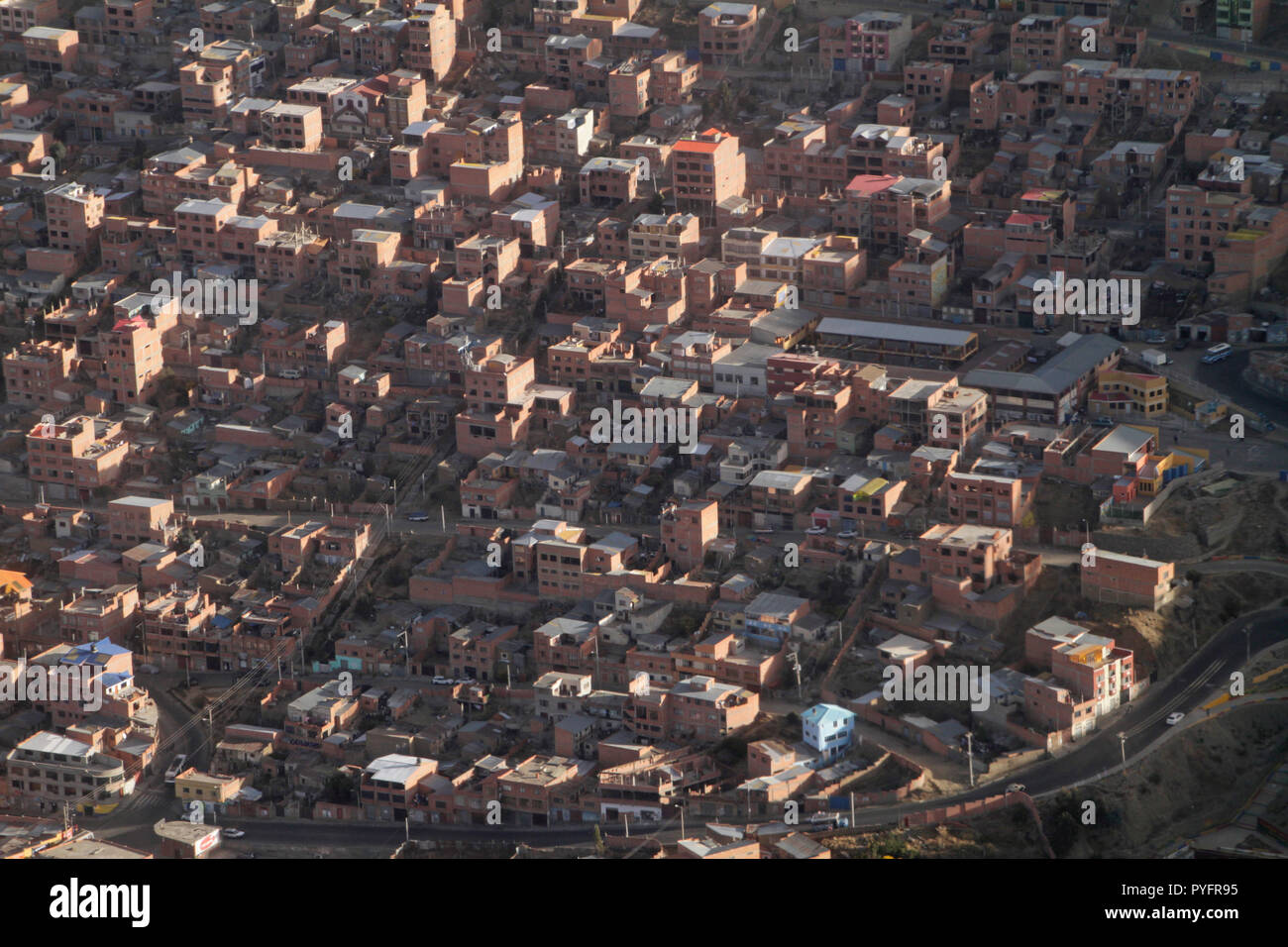 Vue aérienne de l'édifices rouge à El Alto / La Paz, Bolivie Banque D'Images