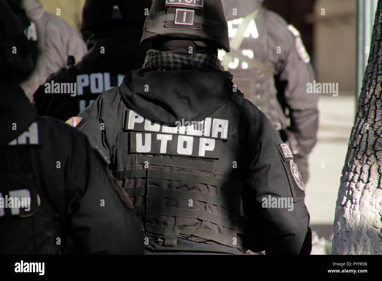 La force de police en pignon tactique en route pour disperser une manifestation à La Paz, Bolivie. Banque D'Images