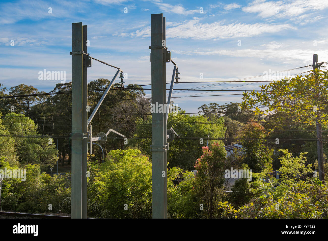 De nouveaux poteaux d'acier et de câbles aériens sur le réseau des trains de Sydney près de Gordon Station sur la rive nord de Sydney à feuilles ligne T1. Banque D'Images