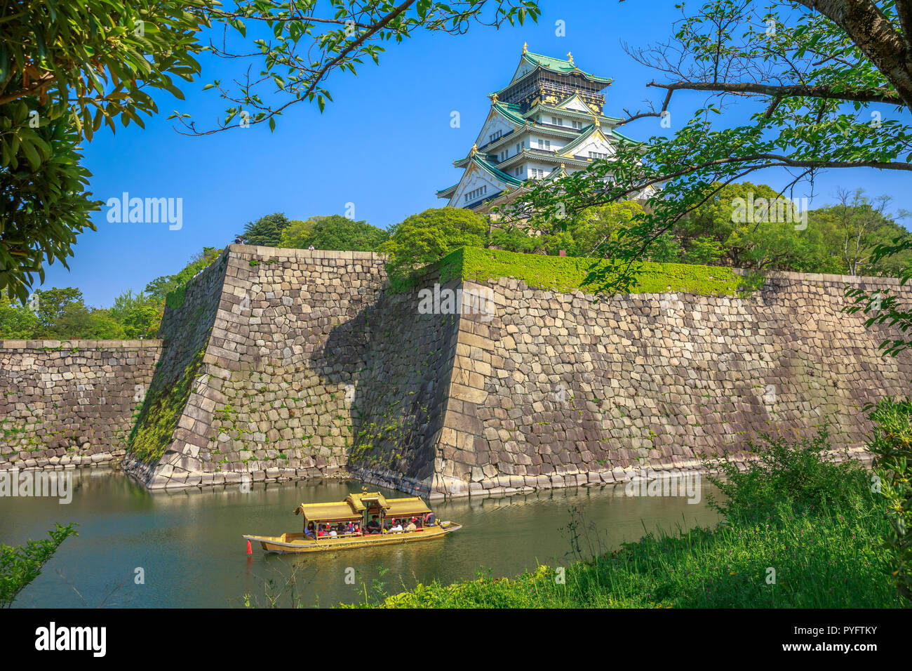 Osaka, Japon - 30 Avril 2017 : bateau touristique auprès des touristes le long des douves du château d'Osaka l'une des meilleures activités que vous pourrez découvrir autour de Château d'Osaka, l'une des plus célèbres du Japon Banque D'Images