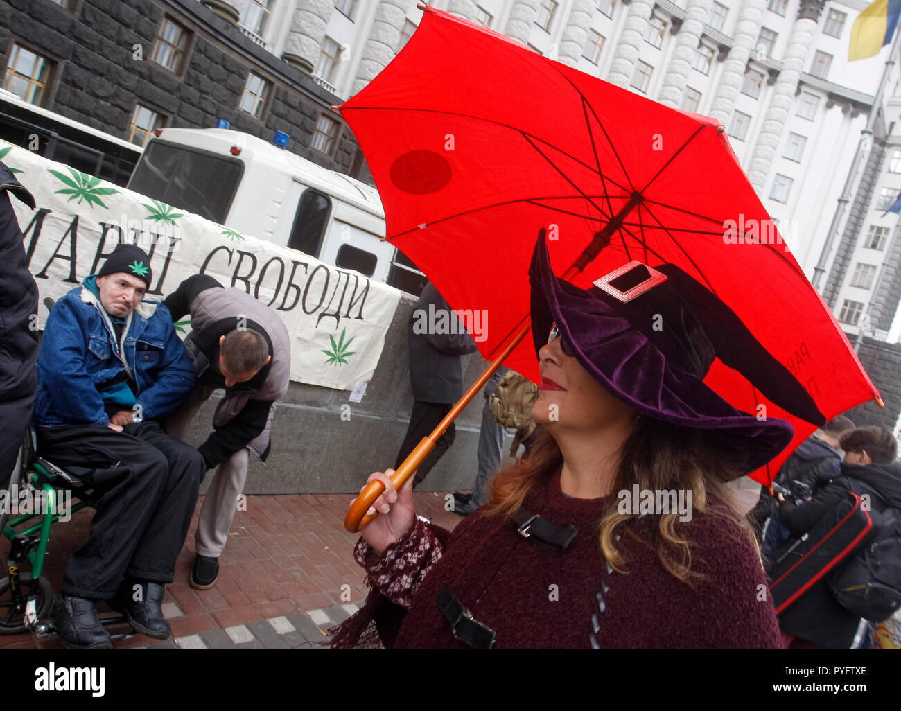 Un homme handicapé est considéré sur son fauteuil roulant pendant la manifestation. La liberté de mars 2018 Rassemblement pour le cannabis qui a eu lieu devant le Cabinet des ministres au centre-ville où un groupe de manifestants se sont rassemblés pour la décriminalisation de la marijuana et de permettre l'utilisation de la marijuana par les médecins, ils exigent également que la marijuana devrait être choisi à partir de la drogue dure. Banque D'Images