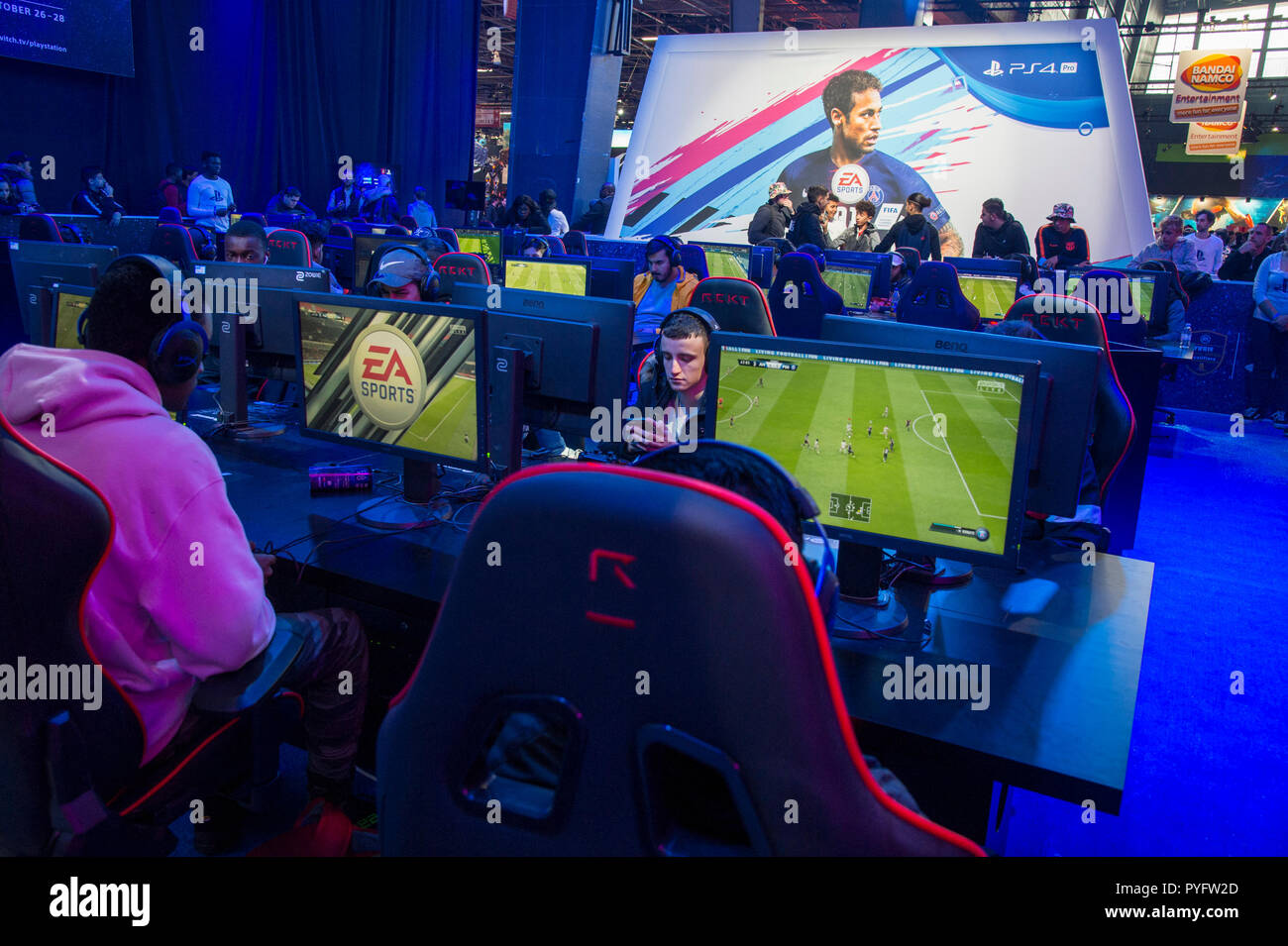 Les participants sont vus jouer foot ball jeux pendant le jeu juste la Paris games week 2018 est juste une exposition de jeux vidéo de Versailles à Paris. Banque D'Images