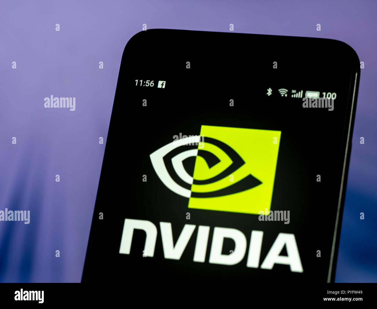 Nvidia Corporation vu le logo affiché sur le téléphone intelligent. Nvidia  Corporation est une société de technologie américaine. Elle conçoit des  unités de traitement graphique (GPU) pour le gaming et les marchés