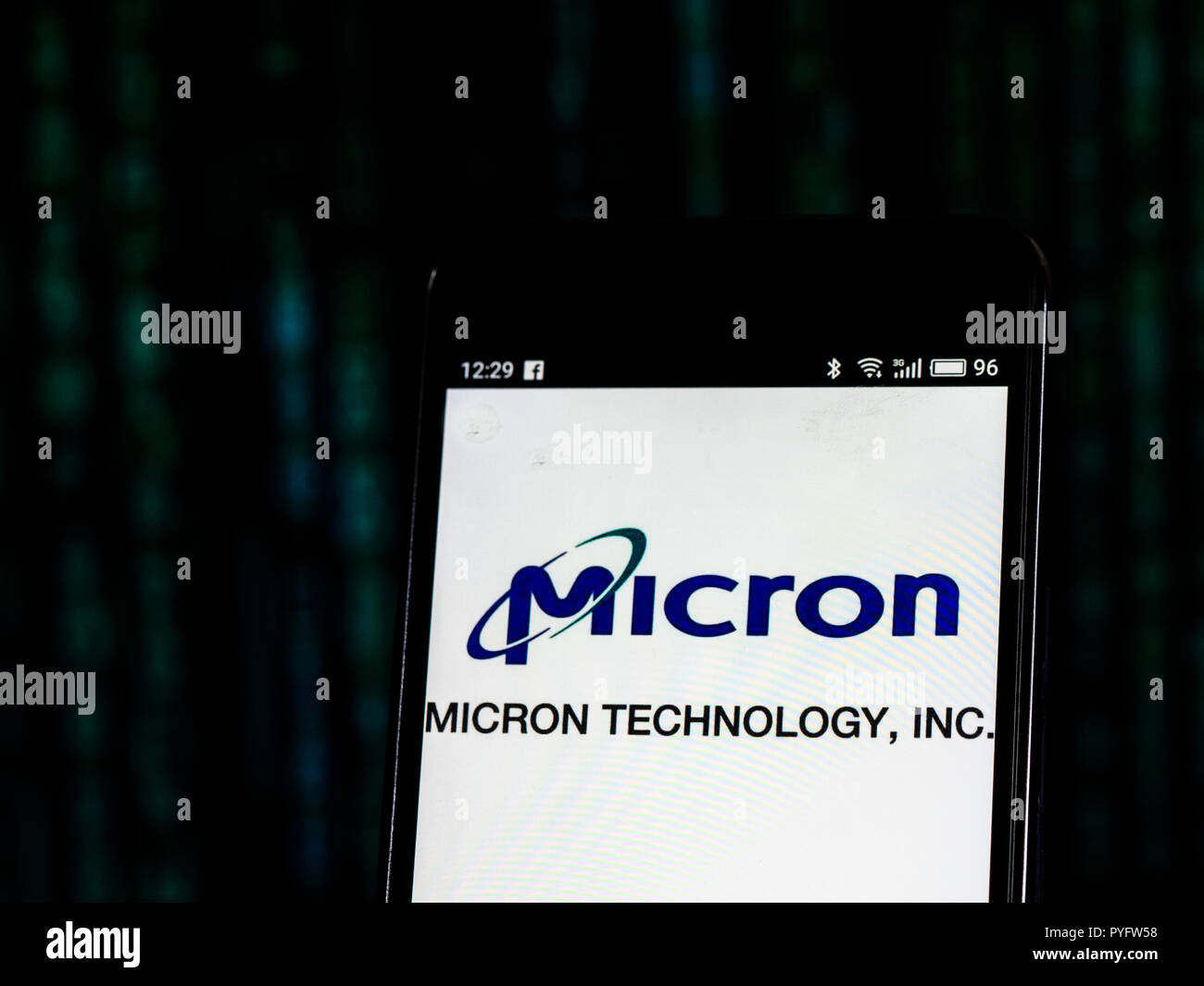 Micron Technology Corporation vu le logo affiché sur le téléphone intelligent. Micron Technology, Inc. est une entreprise d'envergure mondiale. L'entreprise produit de nombreuses formes de dispositifs semi-conducteurs, y compris dynamic random access memory, mémoire flash et des disques durs. Ses produits de consommation sont commercialisés sous les marques et Crucial Ballistix. Banque D'Images