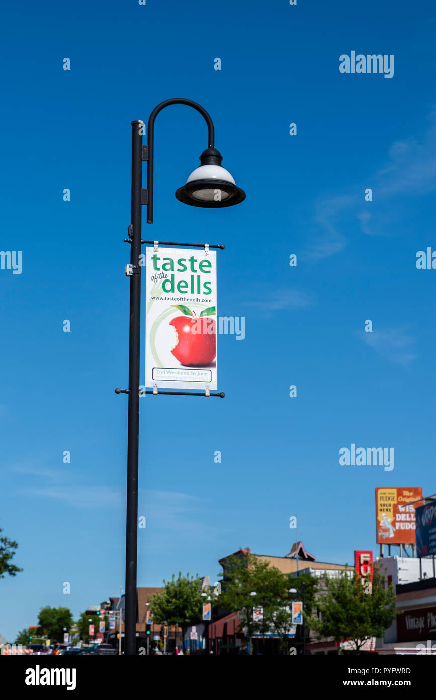 Street light avec Wisconsin Dells signes de district. Wisconsin Dells, Wisconsin Banque D'Images