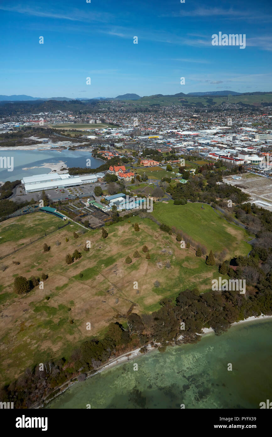 Golf, Jardins du gouvernement, et le centre ville, Rotorua, île du Nord, Nouvelle-Zélande - vue aérienne Banque D'Images