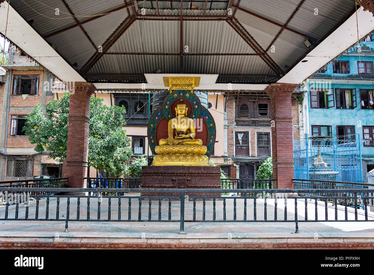 Sanctuaire de bouddha entourée par logement appartement à Katmandou, au Népal. Banque D'Images