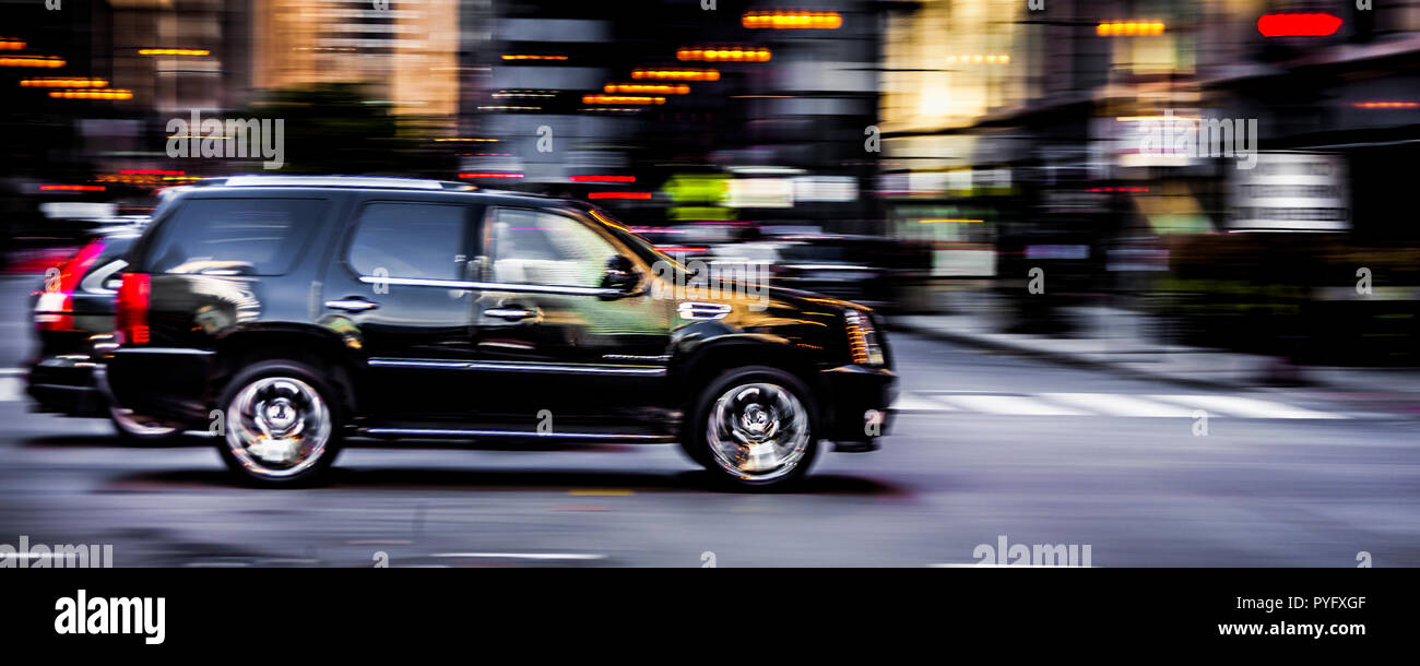 Le panoramique d'un VUS traversant une rue du centre-ville de Chicago Banque D'Images