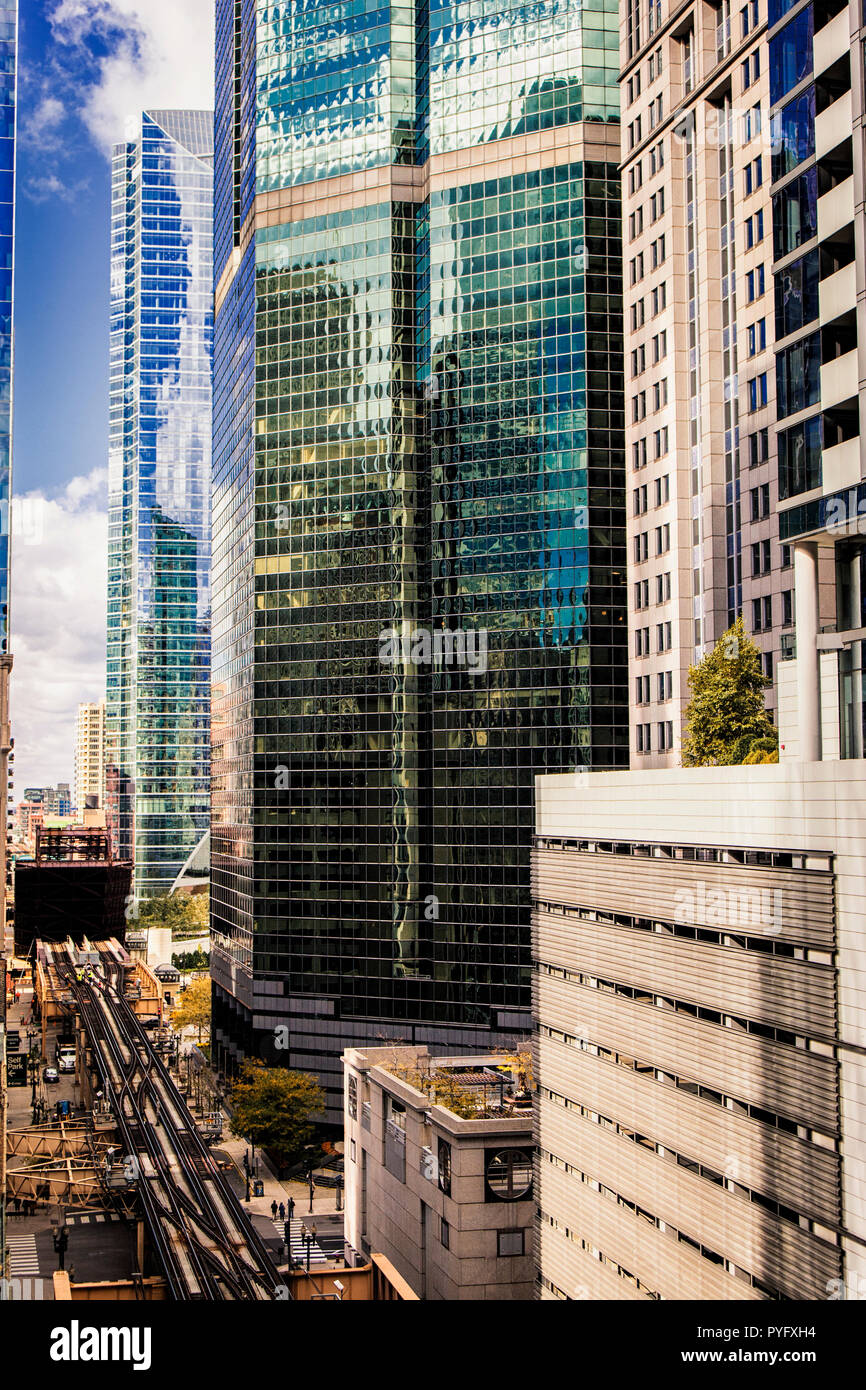 Dans la ligne des pistes dans le centre-ville de Chicago. Au loin est un pont-levis. Banque D'Images