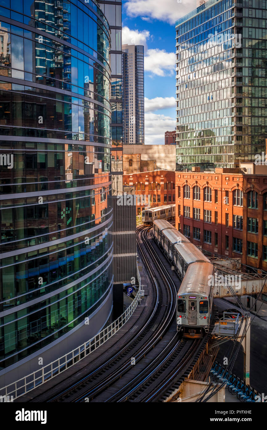 Un train de banlieue dans une courbe sinueuse des pistes dans le centre-ville de Chicago Banque D'Images