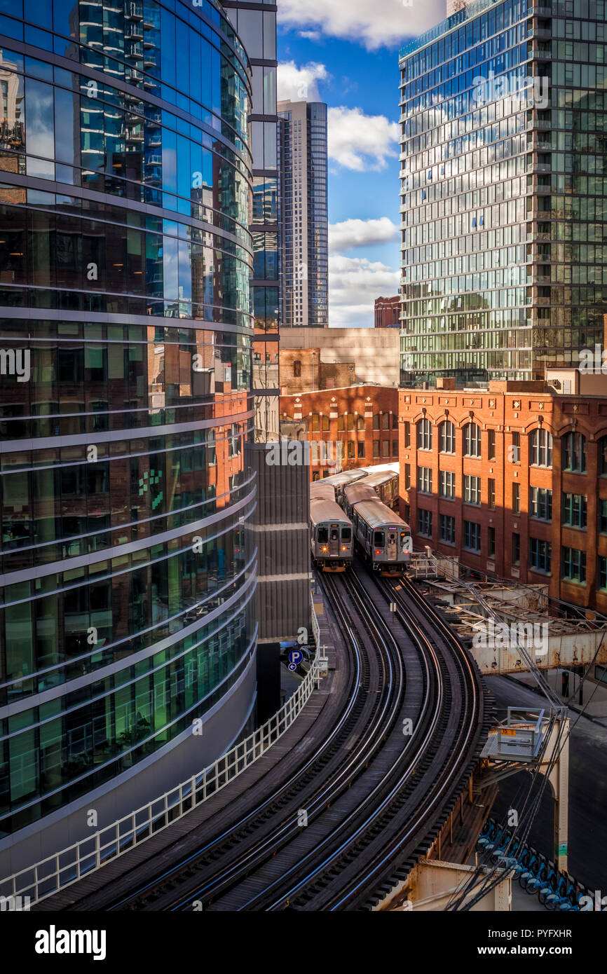 Deux trains de banlieue, dans une courbe de passage des pistes dans le centre-ville de Chicago Banque D'Images