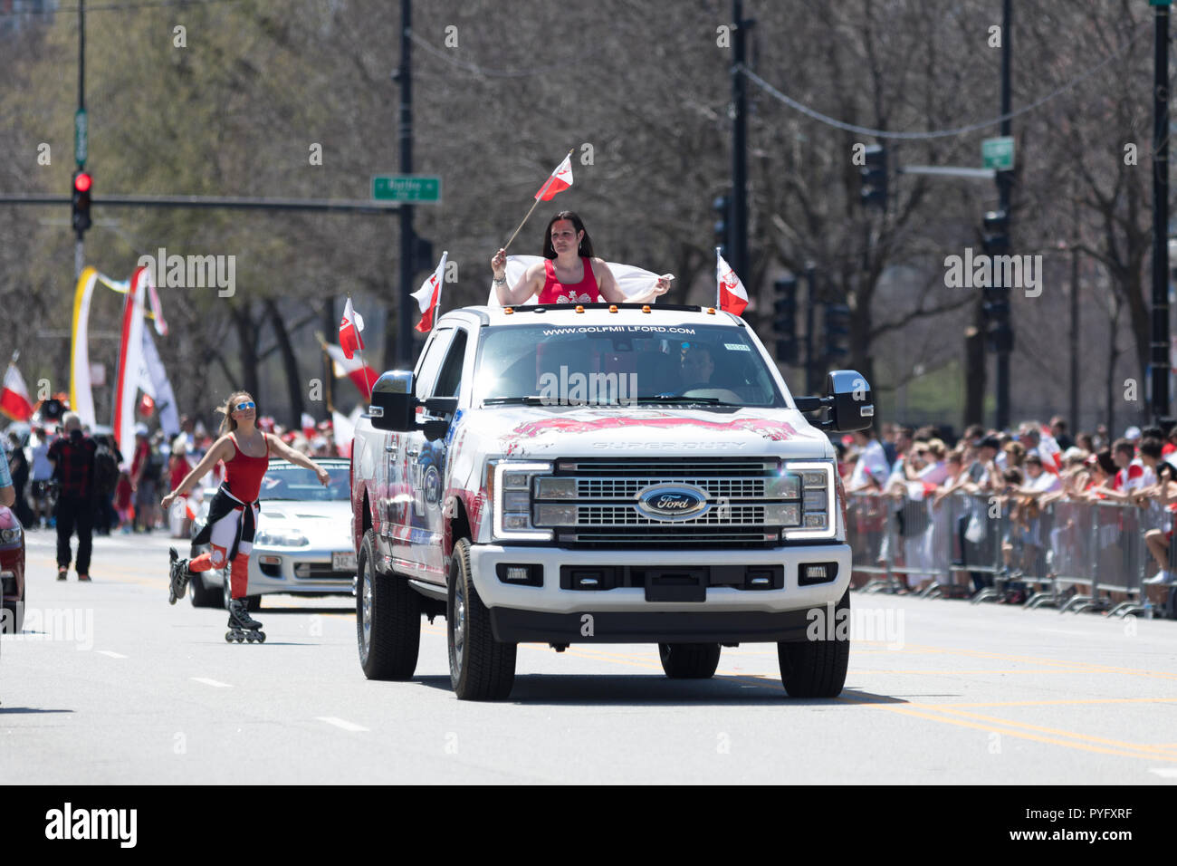 Chicago, Illinois, USA - 5 mai 2018 : La Constitution polonaise Day Parade, un camion Ford Super Duty, porte drapeaux polonais pendant la parade Banque D'Images