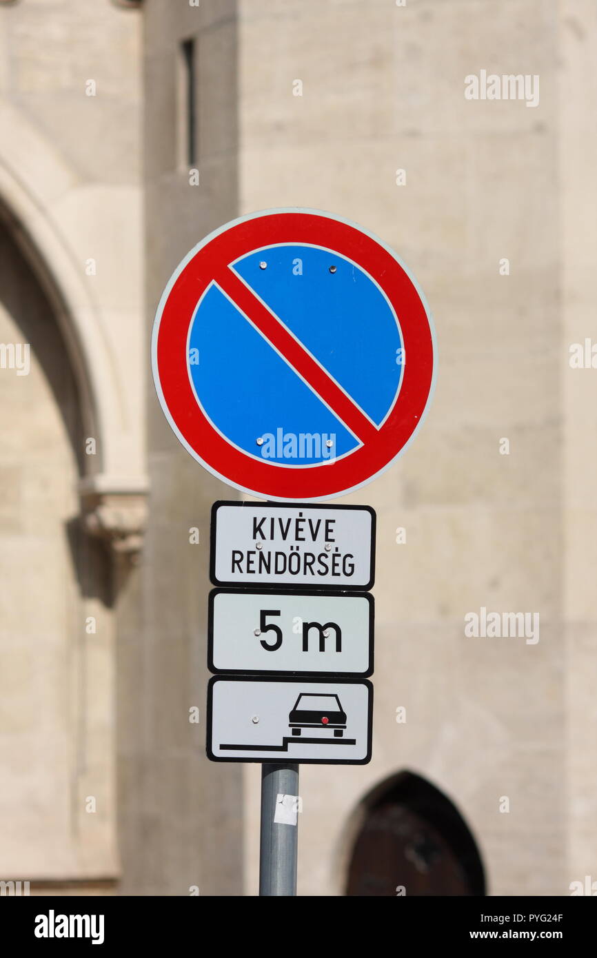 La signalisation routière indiquant parking limité (sauf pour la police), parking limité à cinq minutes, permis de stationnement sur la chaussée, Budapest, Hongrie Banque D'Images