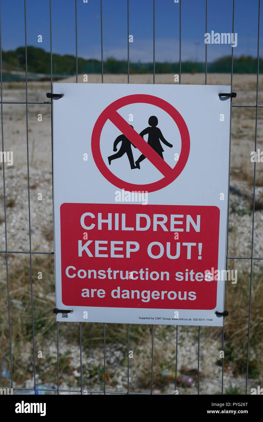 Panneau d'avertissement sur un grillage : ENFANTS Tenir hors des chantiers de construction sont dangereux, Luton, Royaume-Uni Banque D'Images