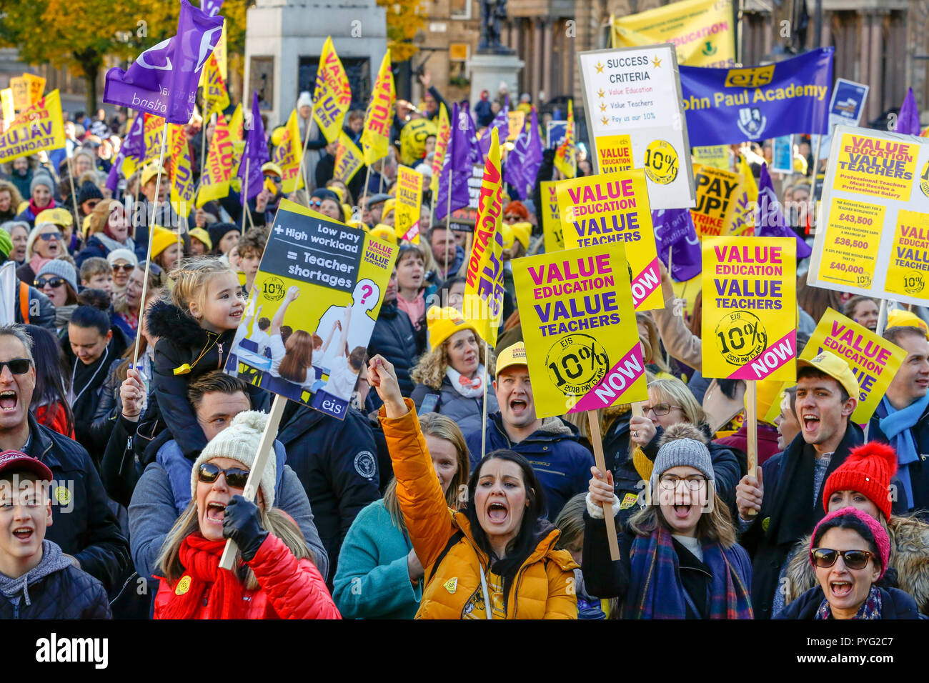 Glasgow, Royaume-Uni. 27 octobre 2018. Plus de 20 000 enseignants du primaire, les enseignants du secondaire, les enseignants pour les élèves ayant des besoins spéciaux d'enseignement et de soutien à l'ensemble du personnel de l'Écosse Glasgow ont défilé à l'appui de plusieurs députés du MSP et les fonctionnaires d'un rassemblement dans le centre-ville est George Square. Credit : Findlay/Alamy Live News Banque D'Images