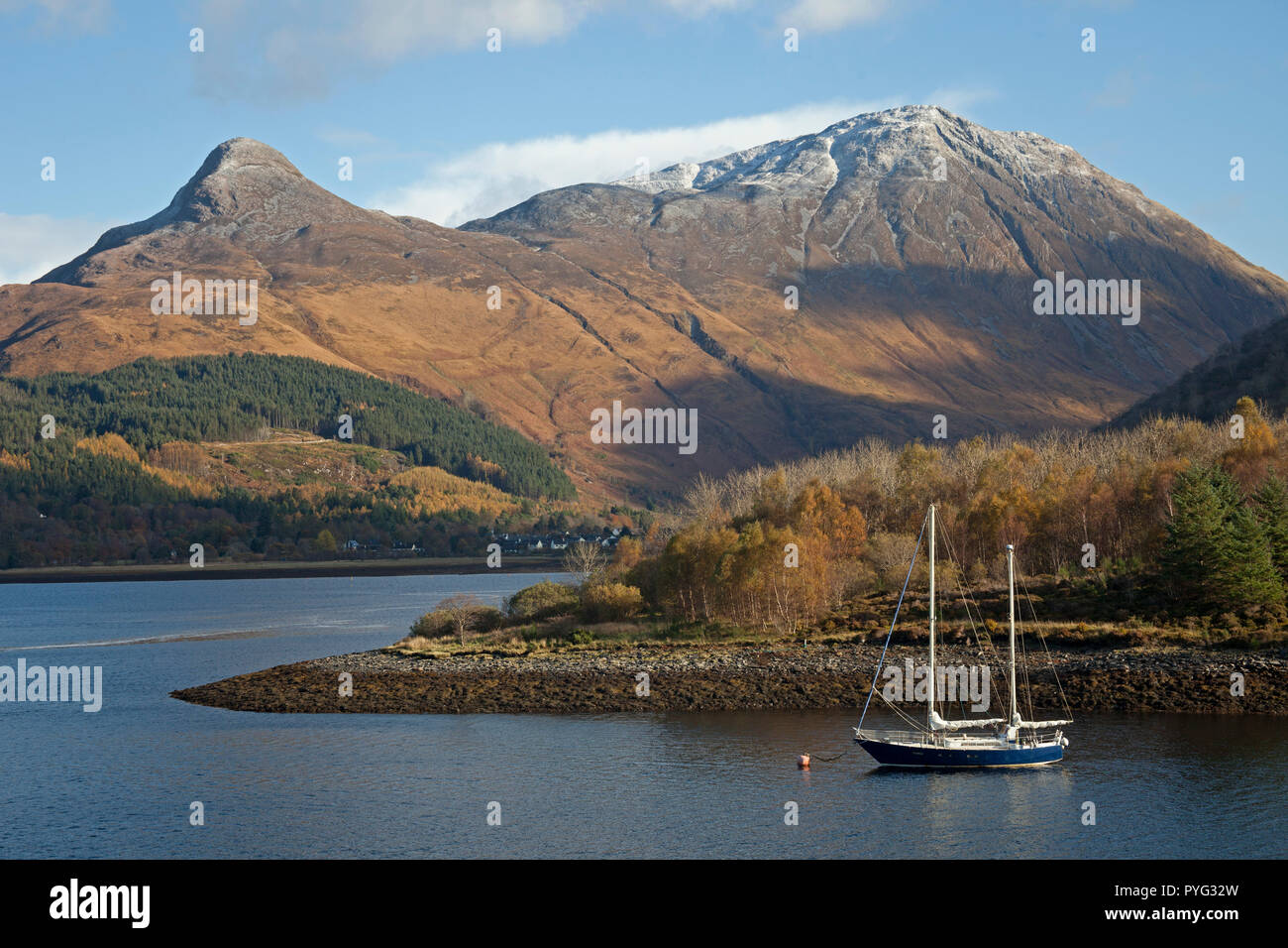 Lochaber, Glen Coe, Ecosse, Royaume-Uni. 27 octobre 2018. Météo France, le soleil dans les Highlands écossais après 0 degrés la nuit, première couche de neige sur les sommets des montagnes de Glencoe cet automne, le yacht sur le Loch Leven avec Pap of Glencoe mountain derrière Banque D'Images