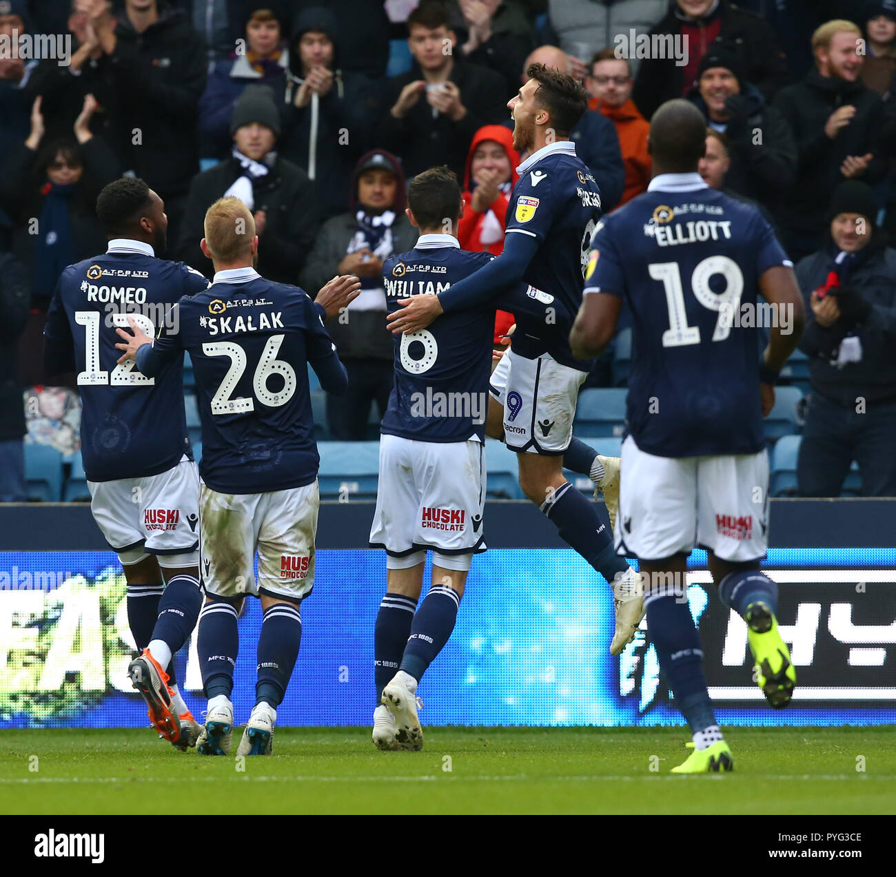 Londres, Royaume-Uni. 27 octobre, 2018 Lee Gregory d'Millwallcelebrates son objectif au cours de Sky Bet match de championnat entre Millwall et Ipswich Town à l'Den Sol, Londres. Action Sport Crédit photo FA Premier League Ligue de football et les images sont soumis à licence DataCo usage éditorial seulement aucune utilisation non autorisée avec l'audio, vidéo, données, listes de luminaire (en dehors de l'UE), club ou la Ligue de logos ou services 'live'. En ligne De-match utilisation limitée à 45 images ( +15 en temps supplémentaire). Aucune utilisation d'émuler des images en mouvement. Action Crédit : Foto Sport/Alamy Live News Banque D'Images