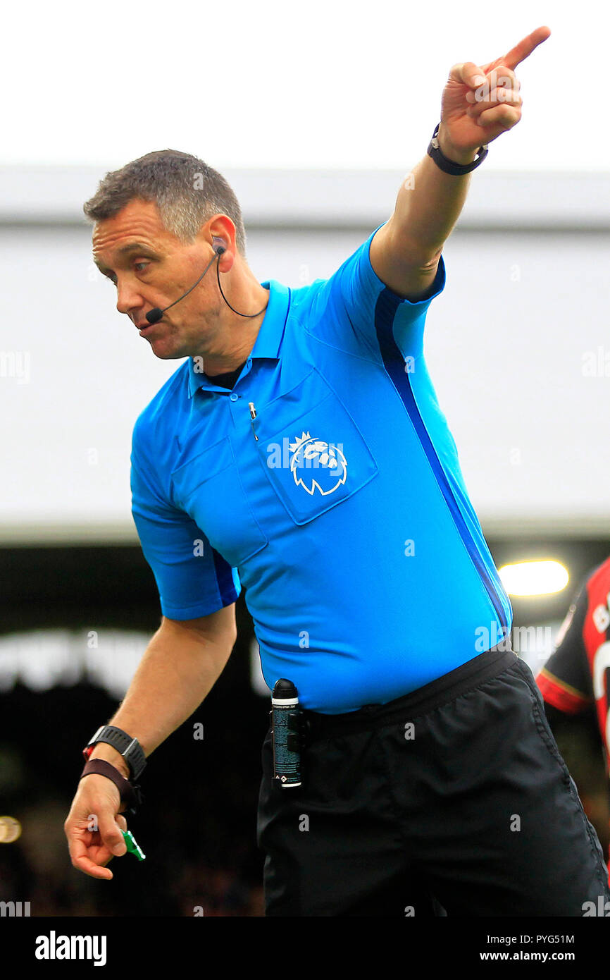 Londres, Royaume-Uni. 27 octobre 2018. Arbitre Andre Marriner en action. Premier League, Fulham v Bournemouth AFC à Craven Cottage, à Londres, le samedi 27 octobre 2018. Cette image ne peut être utilisé qu'à des fins rédactionnelles. Usage éditorial uniquement, licence requise pour un usage commercial. Aucune utilisation de pari, de jeux ou d'un seul club/ligue/dvd publications. pic par Steffan Bowen/Andrew Orchard la photographie de sport/Alamy live news Banque D'Images