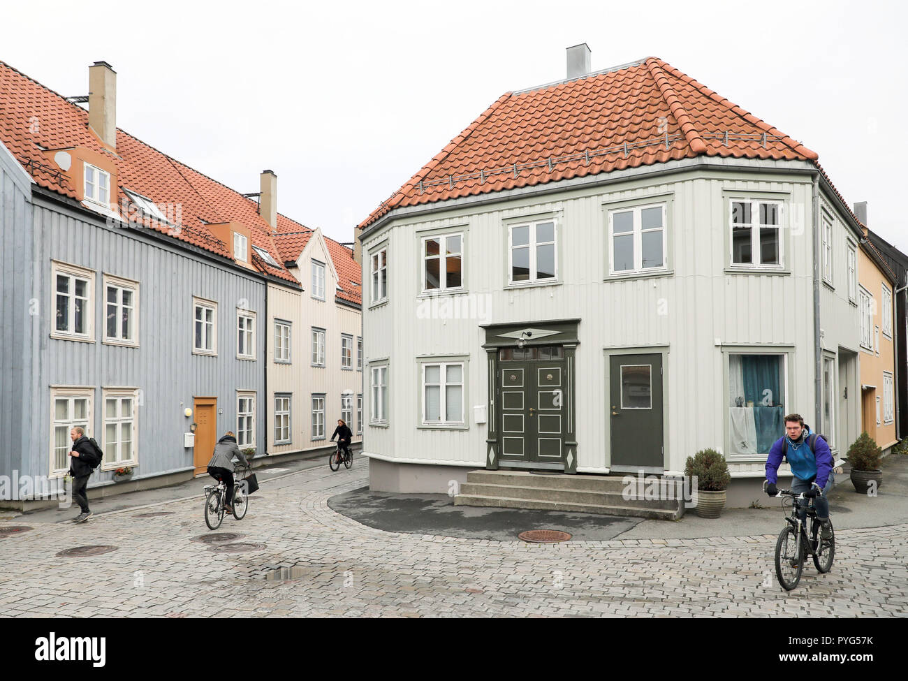 04 octobre 2018, la Norvège, Trondheim : 04 octobre 2018, la Norvège, Trondheim : maisons en bois historique dans l'Bakklandet district de Trondheim en Norvège centrale. Le quart des travailleurs en partie avec ses vieilles maisons imbriquées est devenu un aimant touristique avec des cafés et des galeries. Photo : Jan Woitas/dpa-Zentralbild/ZB Banque D'Images