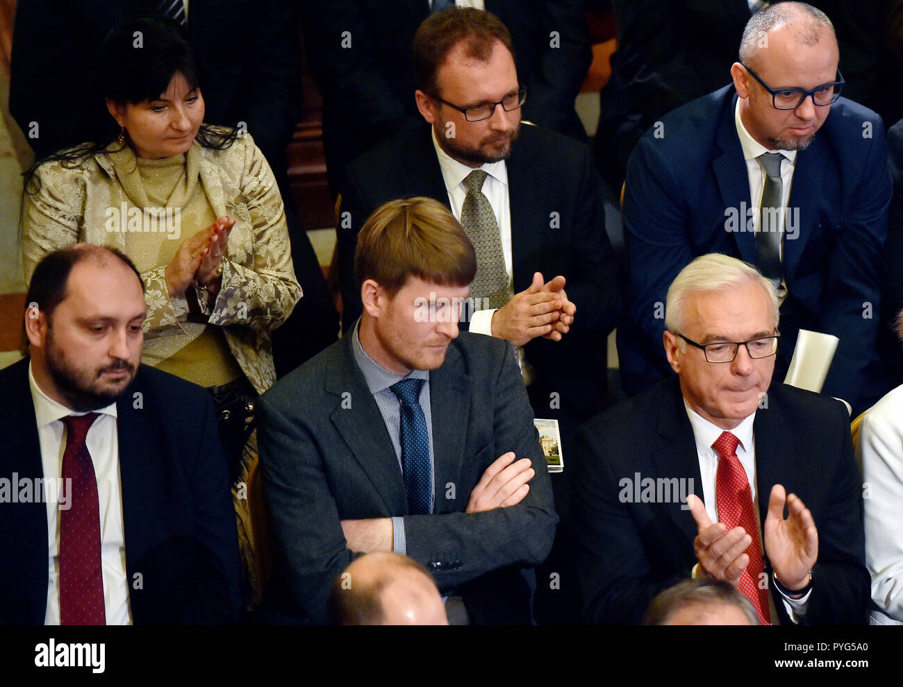 Prague, République tchèque. 27 Oct, 2018. Quelle honte pour le président qui dit des mensonges, honte au président qui l'aide à des dictatures, Jakub Jares, l'un des invités à la cérémonie officielle à la réouverture de le Musée National de Prague après une reconstruction minutieuse crié au Président Milos Zeman, à Prague, en République tchèque, le 27 octobre 2018. Photo : CTK Radek Petrasek/Photo/Alamy Live News Banque D'Images