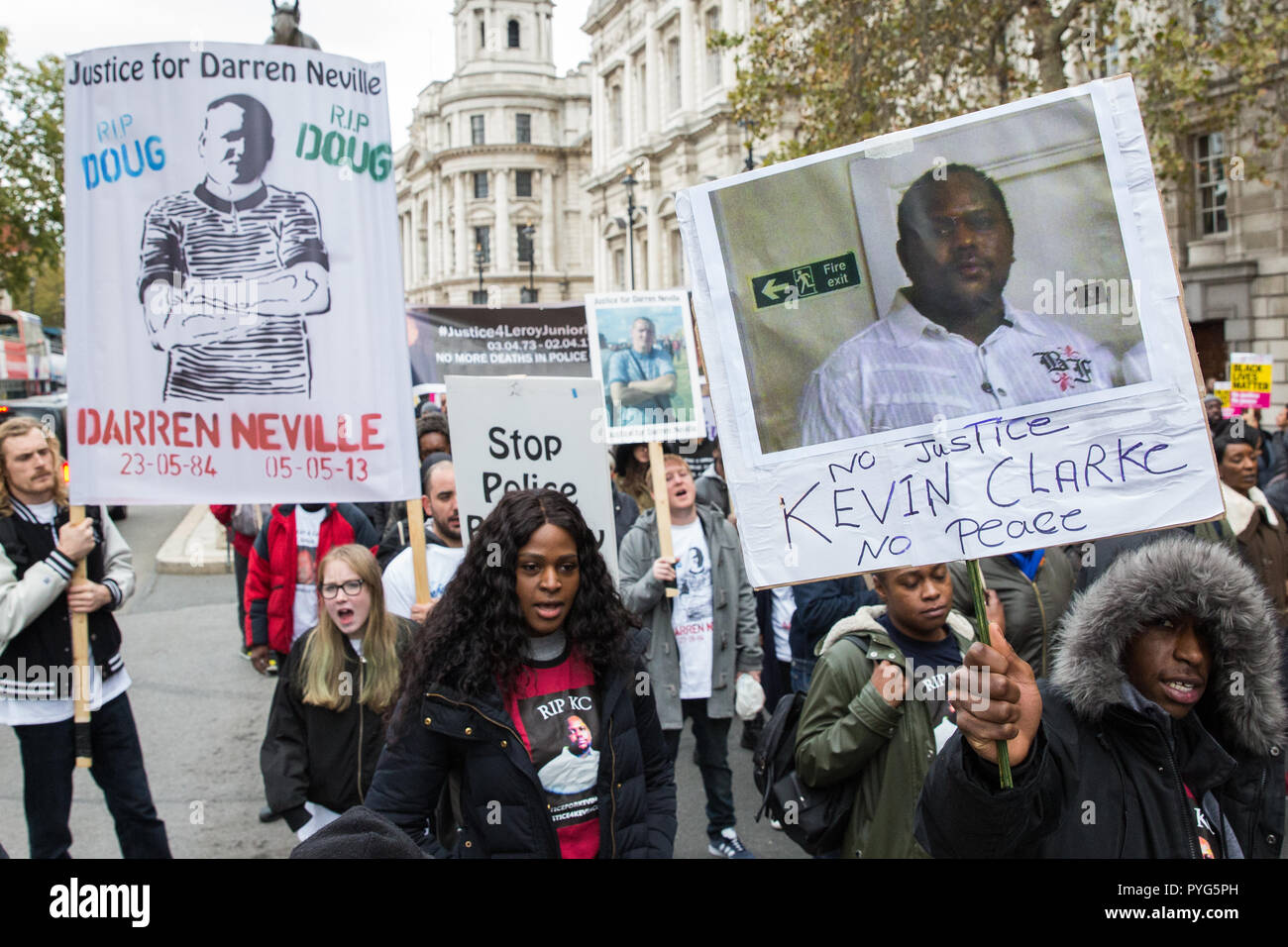 Londres, Royaume-Uni. 27 octobre, 2018. Les militants de l'organisation des familles et amis Campagne (UFFC) prendre part à la 20e procession annuelle à Downing Street en souvenir des membres de la famille et les amis qui est mort en garde à vue, la prison, la détention de l'immigration ou sécuriser les hôpitaux psychiatriques. Credit : Mark Kerrison/Alamy Live News Banque D'Images