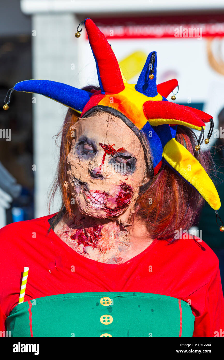 Poole, Dorset, UK. 27 octobre 2018. Poole, pour la première fois, un festival zombie, un spook-tacular événement et parade avec prix de la pire robe zombie. Renverser sur une foule vraiment froid, mais sec, jour pour prendre part ou regarder l'événement effrayant. Credit : Carolyn Jenkins/Alamy Live News Banque D'Images