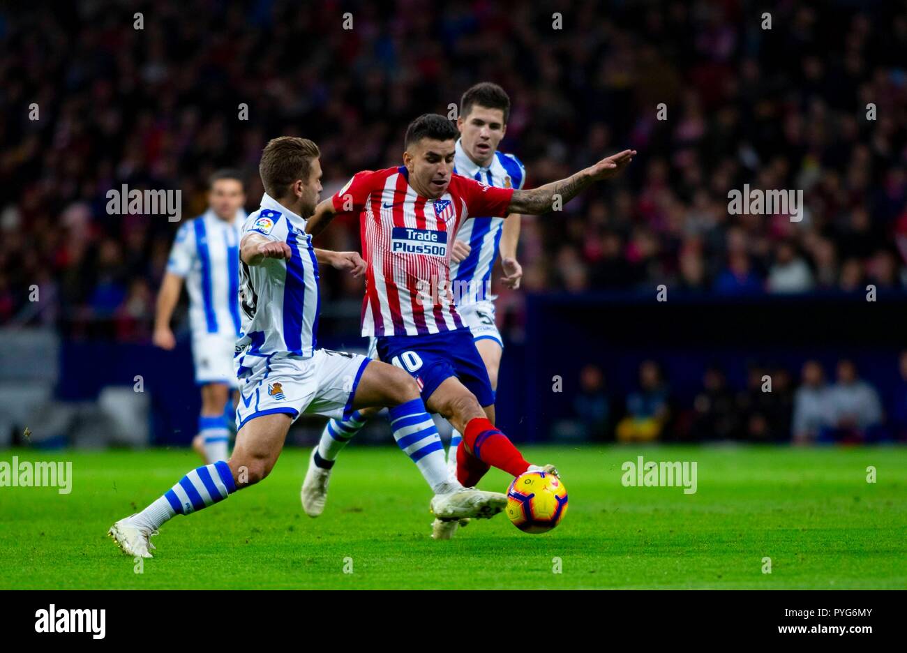 Madrid, Espagne. 27 octobre 2018. Ãngel Correa de l'Atletico de Madrid et Kévin Rodrigues de Real Sociedad lors de la correspondance entre LaLiga 2018/19 Atletico de Madrid et Real Sociedad, Wanda au stade Metropolitano de Madrid du 27 octobre 2018. (Photo de Guille Martinez/Cordon Cordon) Appuyez sur appuyez sur Appuyez sur cordon : Crédit/Alamy Live News Banque D'Images
