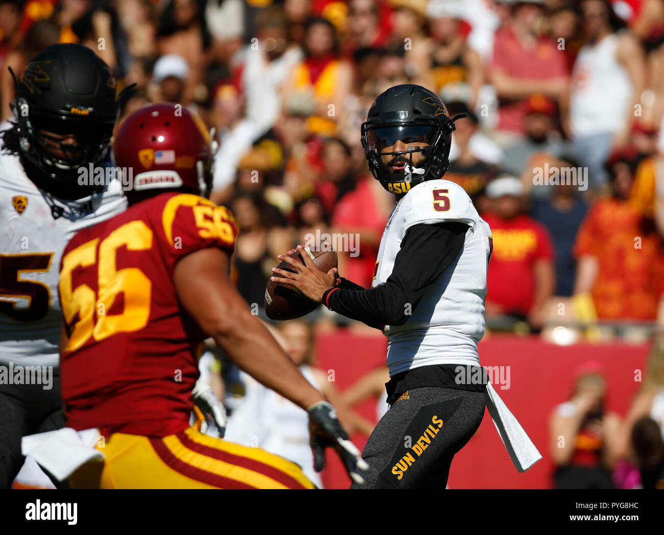 27 octobre 2018 Arizona State Sun Devils quarterback Manny Wilkins # 5 revient à jeter une note pendant le match de football entre l'USC Trojans et l'Arizona State Sun Devils au Los Angeles Coliseum de Los Angeles, Californie. Charles Baus/CSM Banque D'Images