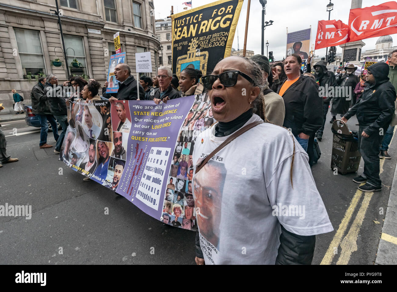 Londres, Royaume-Uni. 27 octobre 2018. L'organisation des familles et amis UFFC (campagne), une coalition de de personnes tuées par la police, dans les prisons, en rétention et en mars les hôpitaux psychiatriques de Trafalgar Square et de rendre leur 20e marche annuelle du souvenir à un rythme funèbre à Downing St. Stephanie Lightfoot-Bennet porte un t-shirt avec une photo d'elle twn, Leon Paterson, tué par la police. Crédit : Peter Marshall/Alamy Live News Banque D'Images