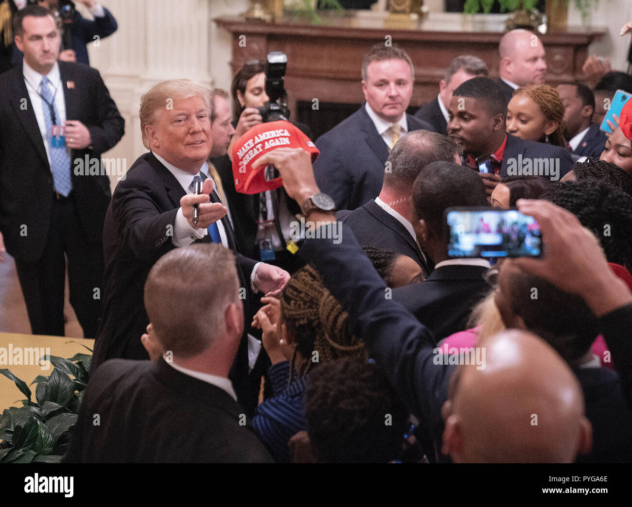 Washington, États-Unis d'Amérique. 26Th Oct, 2018. Le Président des Etats-Unis, Donald J. Trump autographes chapeaux après avoir traité des jeunes lors du Sommet du Leadership 2018 noir à la Maison Blanche à Washington, DC le vendredi, Octobre 26, 2018. Crédit : Chris Kleponis/CNP/AdMedia/Newscom/Alamy Live News Banque D'Images