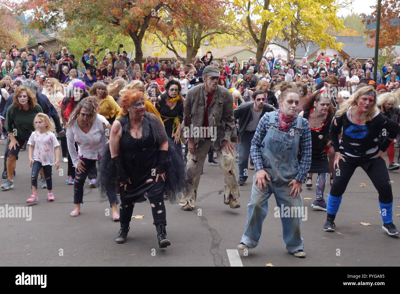 Eugene, Oregon, USA. 27 octobre, 2018. Les participants de "Thrill the World', habillés comme des zombies, tenter de briser le record de la plus grande danse simultanée à Michael Jackson's 'Thriller', à Eugene, Oregon. Auteur : Gina Kelly/Alamy Live News Banque D'Images