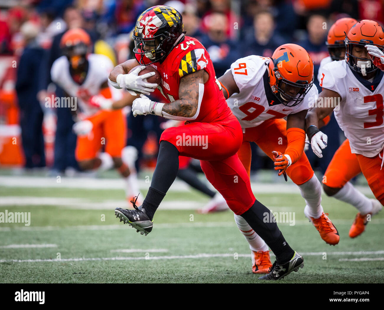 College Park, MD, USA. 27 Oct, 2018. Le Maryland Terrapins Ty running back Johnson (24) réduit et évite la tentative de s'attaquer à l'Illinois Fighting Illini joueur de ligne défensive Bobby Roundtree (97) dans l'action de l'Illinois vs Maryland à Capital One Domaine de College Park, MD. Royster Cory/Cal Sport Media/Alamy Live News Crédit : Cal Sport Media/Alamy Live News Banque D'Images