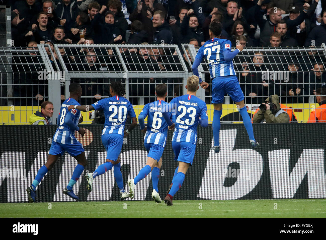 Dortmund, Allemagne. 27 Oct, 2018. Salomon Kalou (1re L) de Hertha Berlin fête marquant avec ses coéquipiers lors de la Bundesliga match entre BVB Borussia Dortmund et Hertha BSC à Dortmund, en Allemagne, le 27 octobre 2018. Le match s'est terminé avec un 2-2 draw. Credit : Joachim Bywaletz/Xinhua/Alamy Live News Banque D'Images