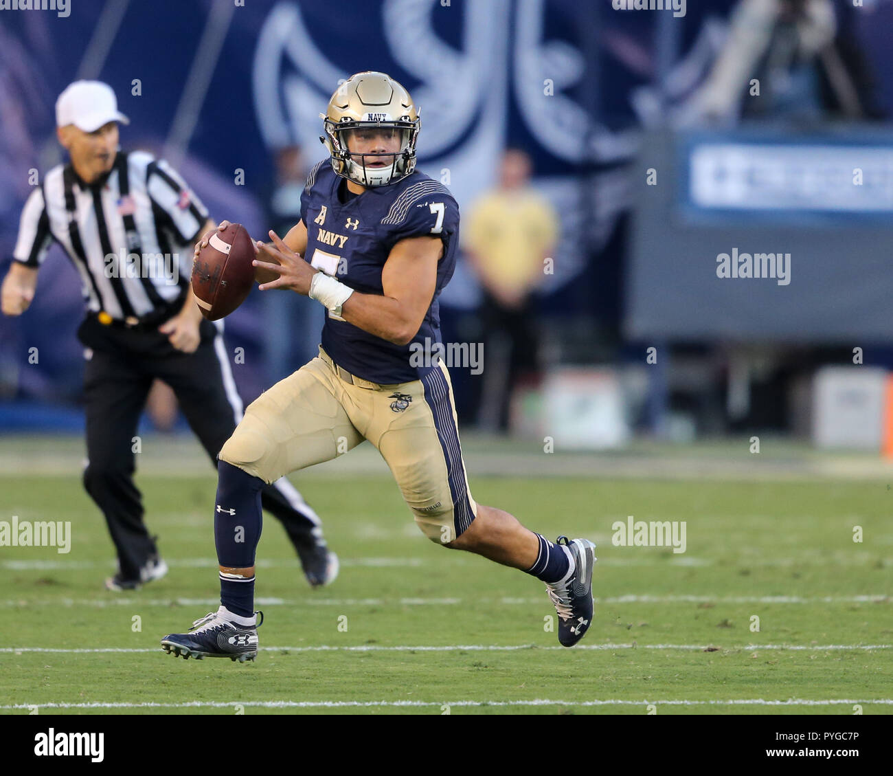 San Diego CA. 27 Oct, 2018. Les aspirants de marine quarterback Garret Lewis # 7 le déploiement de la Marine à passer en cas de vs Norte Dame match au Stade Qualcomm de San Diego, CA. le 27 octobre 2018 (Photo par Jevone Moore) Credit : csm/Alamy Live News Banque D'Images