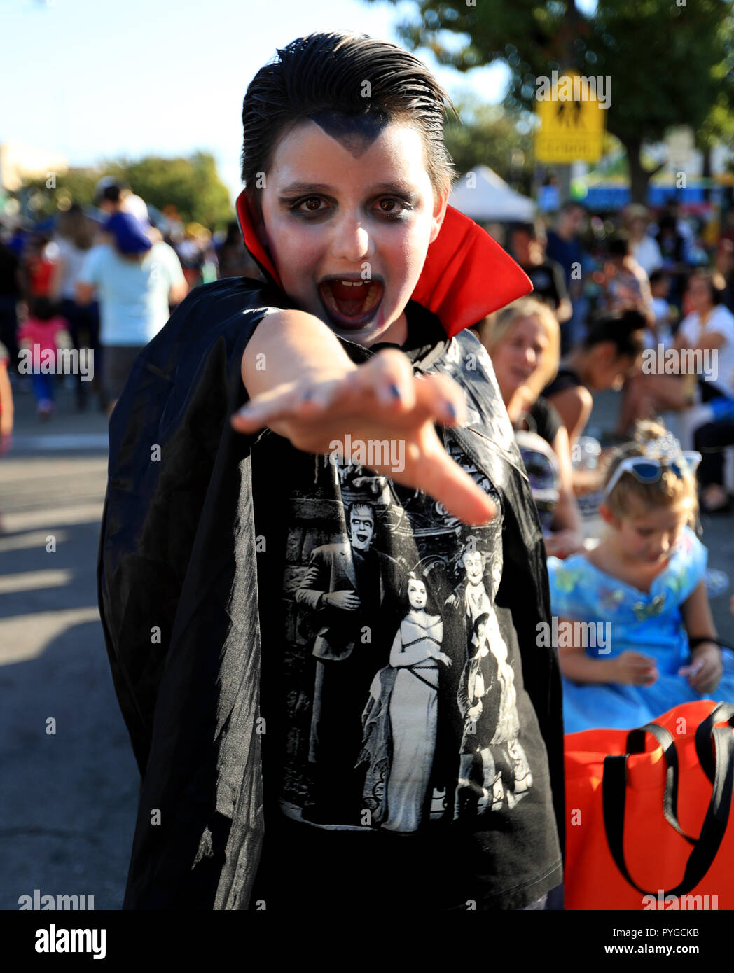 Los Angeles, USA. 27 Oct, 2018. Un garçon assiste à une parade d'Halloween à Los Angeles, États-Unis, le 27 octobre 2018. Crédit : Li Ying/Xinhua/Alamy Live News Banque D'Images
