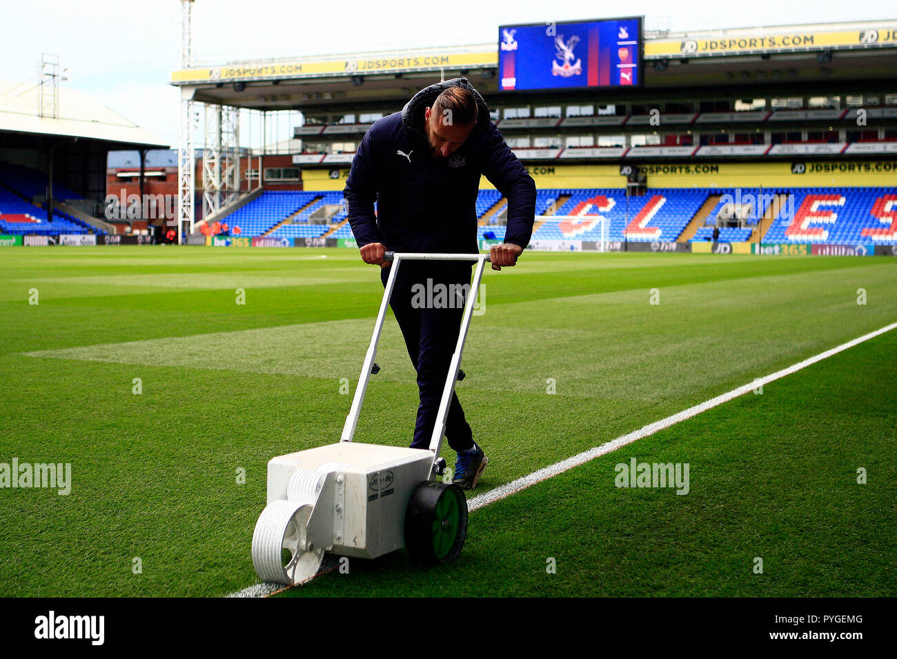 Londres, Royaume-Uni. 28 Oct, 2018. Londres, Royaume-Uni. 28 Oct 2018. Groundsman préparer le terrain avant les lignes de jeu d'aujourd'hui. Premier League, Arsenal v Crystal Palace à Selhurst Park à Londres le dimanche 28 octobre 2018. Cette image ne peut être utilisé qu'à des fins rédactionnelles. Usage éditorial uniquement, licence requise pour un usage commercial. Aucune utilisation de pari, de jeux ou d'un club ou la ligue/dvd publications. pic par Steffan Bowen/Andrew Orchard la photographie de sport/Alamy live news Crédit : Andrew Orchard la photographie de sport/Alamy Live News Banque D'Images