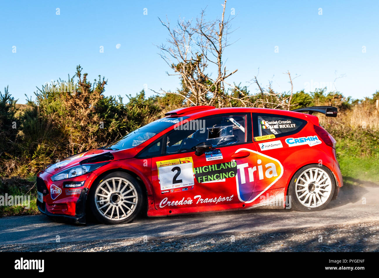 Ballydehob, West Cork, Irlande. 28 Oct 2018. Avec la lune encore visible, pilote de rallye Daniel Cronin et son navigateur Shane Buckley voler le long de la route, dans un stade de la Fastnet 2018 rallye organisé par le Club de voiture de Skibbereen. Credit : Andy Gibson/Alamy Live News. Banque D'Images